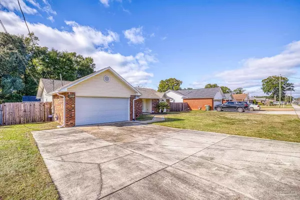 6851 Community Dr, Pensacola, FL 32526