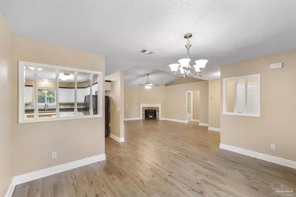 6851 Community Dr, Pensacola, FL 32526