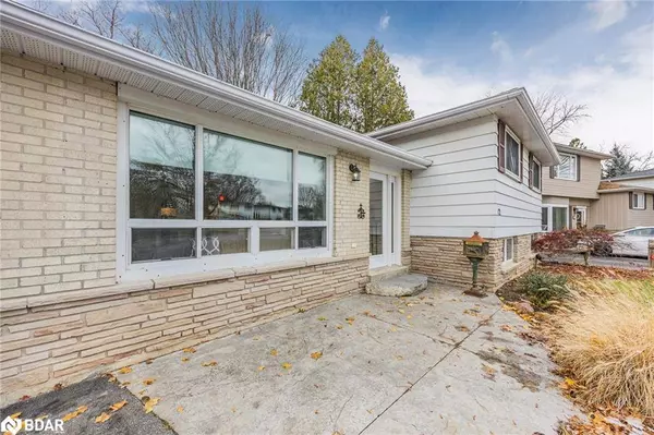 12 Curtiss Court, Barrie, ON L4M 2M7