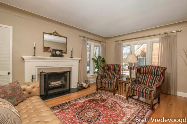 2346 Oakwood NE Avenue, Grand Rapids, MI 49505