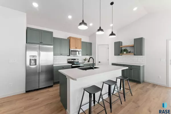 905 Sundance St, Valley Springs, SD 57068