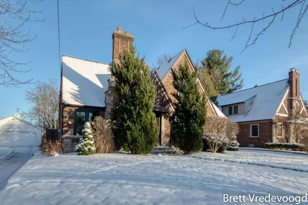 2346 Oakwood NE Avenue, Grand Rapids, MI 49505