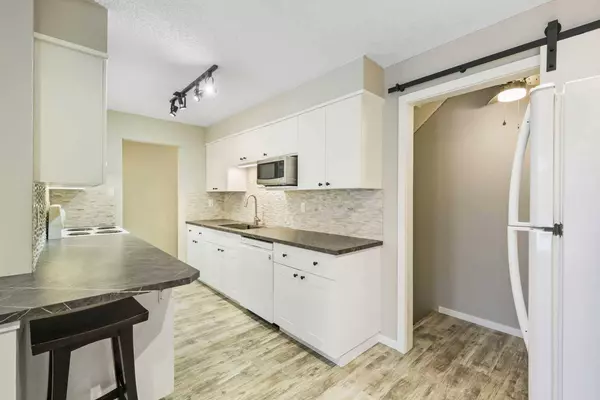 3513 43 ST SW, Calgary, AB T3E 3P4