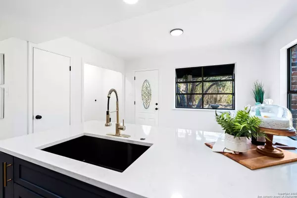 9319 FOX BRIAR LN, Boerne, TX 78006-5564