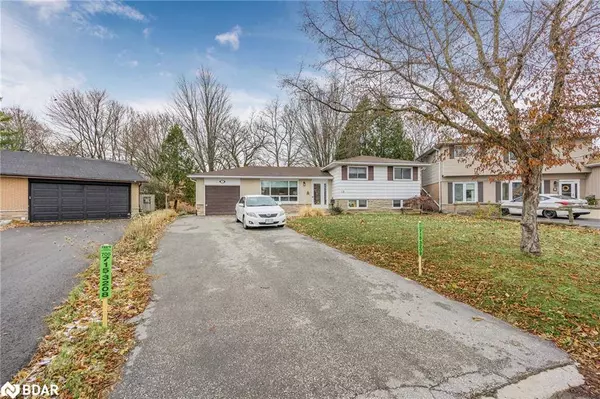 12 Curtiss Court, Barrie, ON L4M 2M7