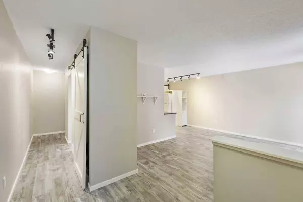 3513 43 ST SW, Calgary, AB T3E 3P4