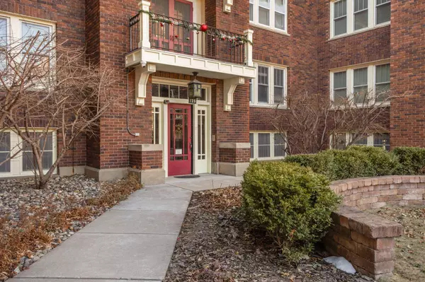 125 Lexington Pkwy S #5, Saint Paul, MN 55105