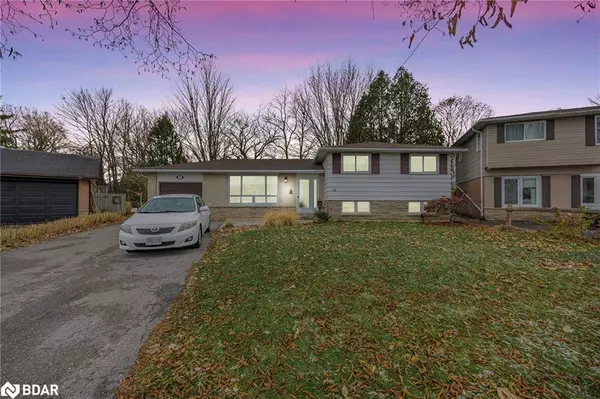 12 Curtiss Court, Barrie, ON L4M 2M7