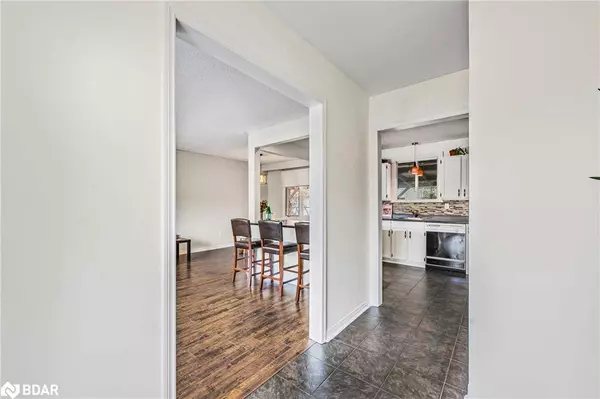 12 Curtiss Court, Barrie, ON L4M 2M7