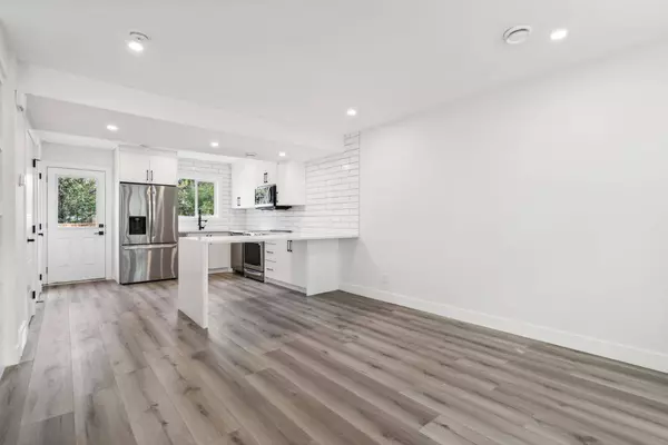 3006 15 AVE SW, Calgary, AB T3C0Y6