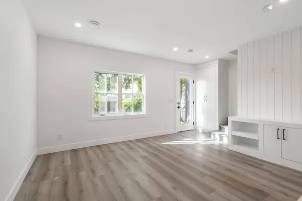 3006 15 AVE SW, Calgary, AB T3C0Y6