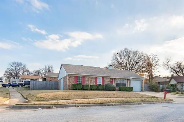 4210 Glen Pines Drive, Arlington, TX 76016