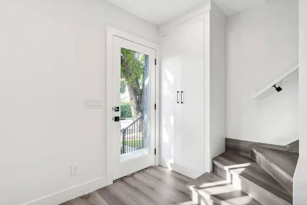 3006 15 AVE SW, Calgary, AB T3C0Y6