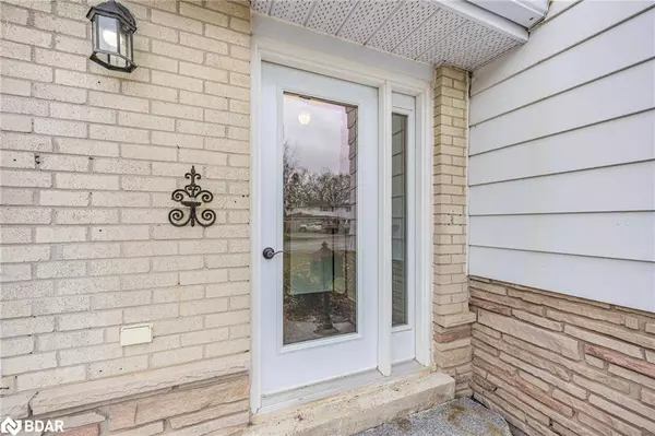 12 Curtiss Court, Barrie, ON L4M 2M7