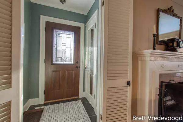 2346 Oakwood NE Avenue, Grand Rapids, MI 49505