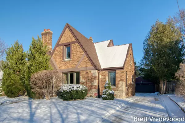 2346 Oakwood NE Avenue, Grand Rapids, MI 49505