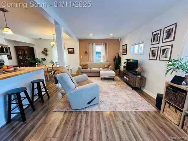 612 N ELM Street S, Holly, MI 48442