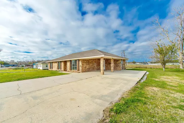 1527 Highway 20, Chackbay, LA 70301