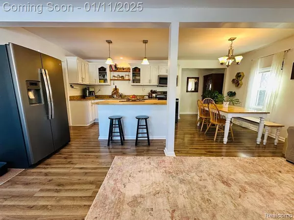 612 N ELM Street S, Holly, MI 48442