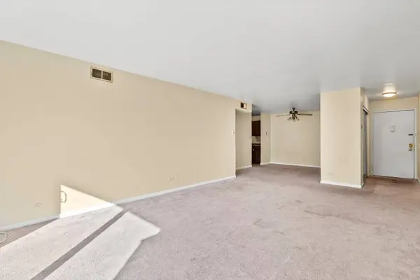 16 Kingery Quarter #201, Willowbrook, IL 60527