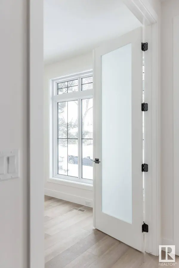 11028 129 ST NW, Edmonton, AB T5M 0Y3