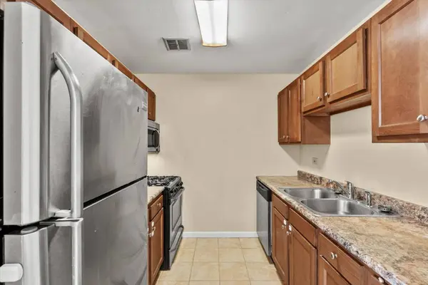 16 Kingery Quarter #201, Willowbrook, IL 60527