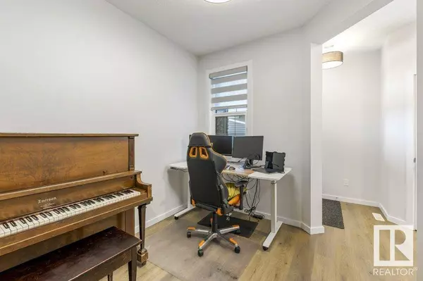 8127 226 ST NW, Edmonton, AB T5T 7K9