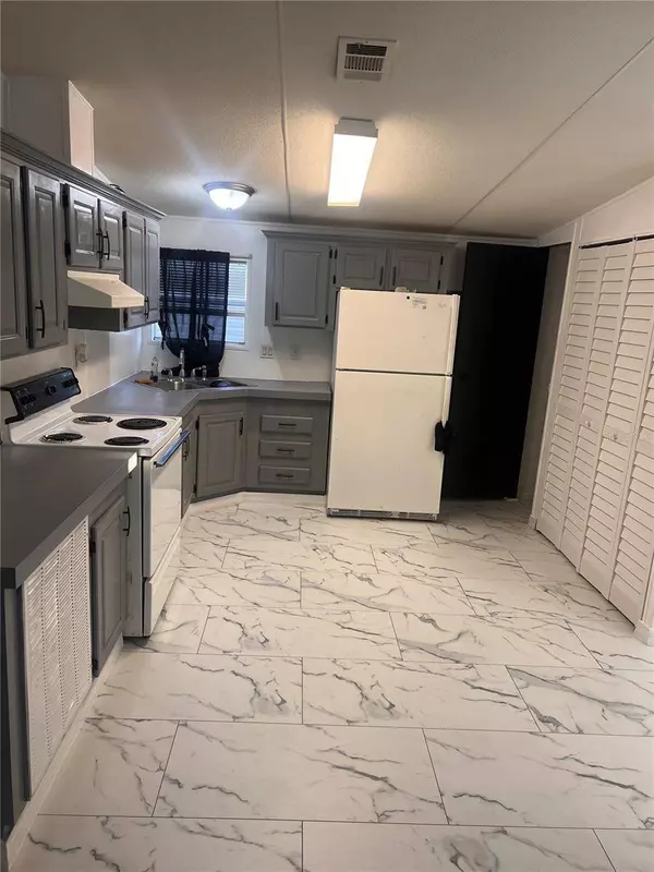 32334 OAK PARK DR, Leesburg, FL 34748