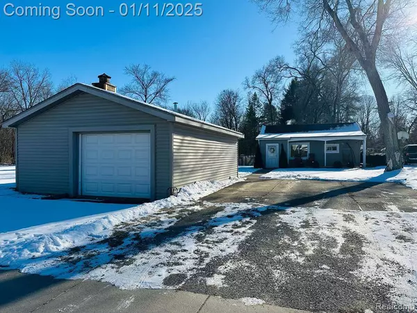 612 N ELM Street S, Holly, MI 48442