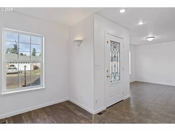 333 E MONROE AVE, Cottage Grove, OR 97424