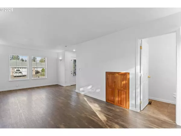 333 E MONROE AVE, Cottage Grove, OR 97424