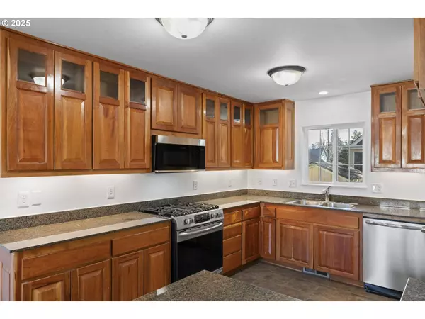 333 E MONROE AVE, Cottage Grove, OR 97424