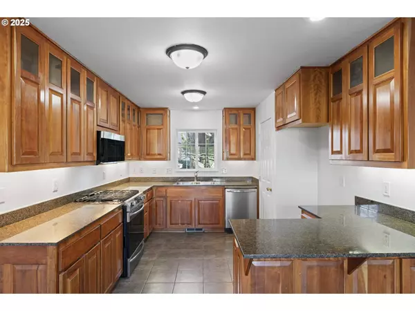 333 E MONROE AVE, Cottage Grove, OR 97424