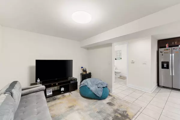 4923 W Henderson Street, Chicago, IL 60641