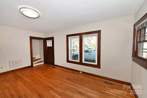 1909 2nd AVE SW, Hickory, NC 28602