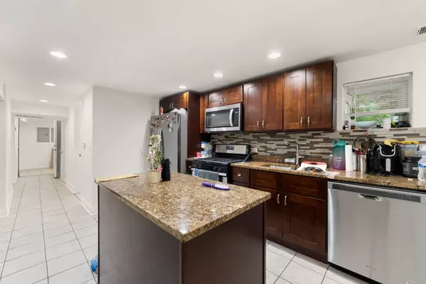 4923 W Henderson Street, Chicago, IL 60641