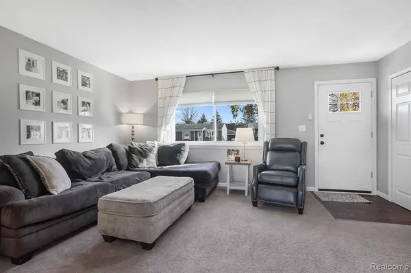 942 OXFORD Avenue, South Lyon, MI 48178