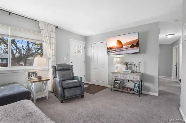 942 OXFORD Avenue, South Lyon, MI 48178