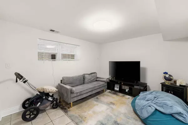 4923 W Henderson Street, Chicago, IL 60641