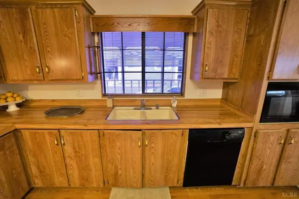 2459 N Oaks Street N, Tulare, CA 93274