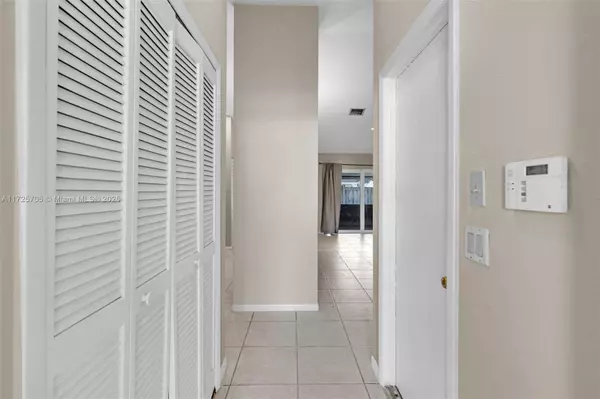 8610 NW 45th St, Lauderhill, FL 33351