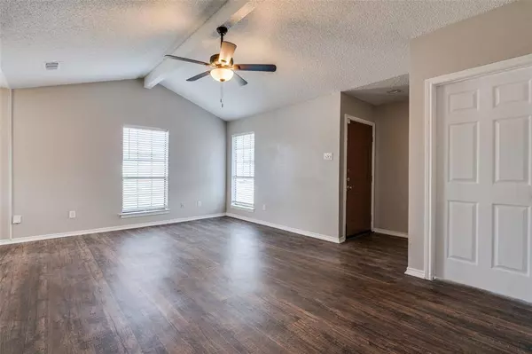 1733 Creekview Drive, Glenn Heights, TX 75154