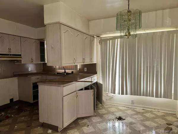 2415 W DAYTON Street, Flint, MI 48504