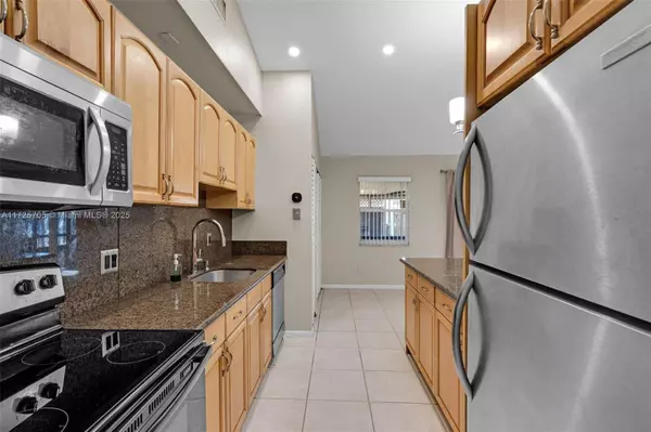 8610 NW 45th St, Lauderhill, FL 33351