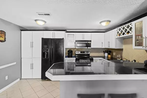 1607 Braley Rd #70, New Bedford, MA 02745