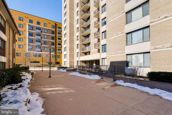 4 MONROE ST #4-402, Rockville, MD 20850