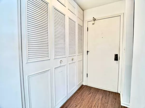 456 Raintree DR #1A, Glen Ellyn, IL 60137