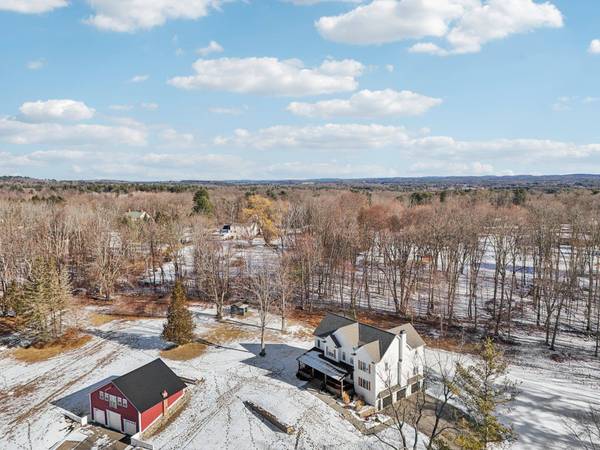 8 Willow Vale RD, Atkinson, NH 03811
