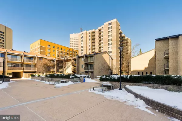 4 MONROE ST #4-402, Rockville, MD 20850