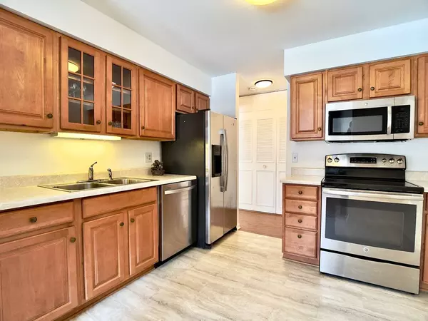 456 Raintree DR #1A, Glen Ellyn, IL 60137